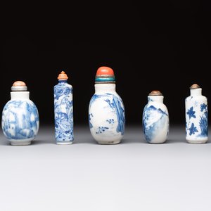 Five various Chinese blue and white snuff bottles, Yongzheng, Qianlong and Tongzhi marks, 19th C. — photo 3