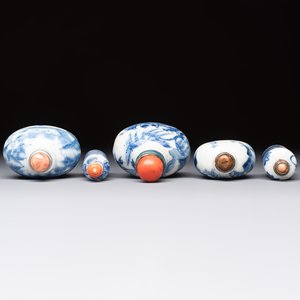 Five various Chinese blue and white snuff bottles, Yongzheng, Qianlong and Tongzhi marks, 19th C. — photo 6