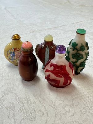 Five various Chinese cloisonné, glass, horn and enamel snuff bottles, Qianlong mark, 19/20th C. — photo 1