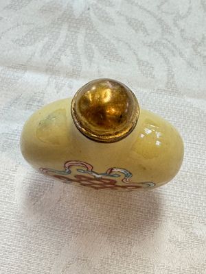 Five various Chinese cloisonné, glass, horn and enamel snuff bottles, Qianlong mark, 19/20th C. — photo 13