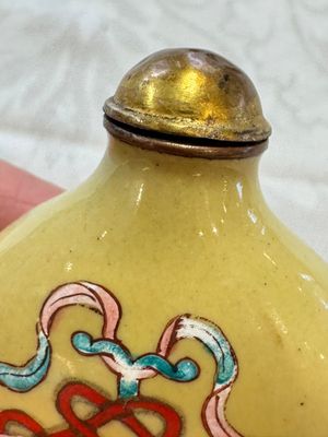 Five various Chinese cloisonné, glass, horn and enamel snuff bottles, Qianlong mark, 19/20th C. — photo 14