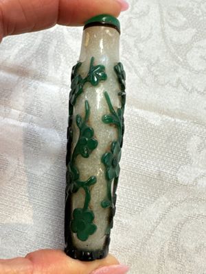 Five various Chinese cloisonné, glass, horn and enamel snuff bottles, Qianlong mark, 19/20th C. — photo 18