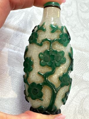 Five various Chinese cloisonné, glass, horn and enamel snuff bottles, Qianlong mark, 19/20th C. — photo 19
