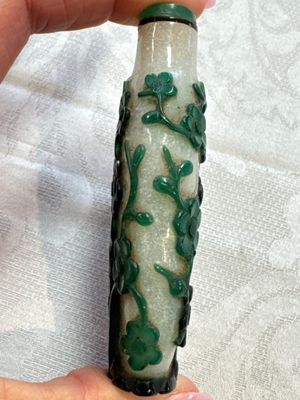 Five various Chinese cloisonné, glass, horn and enamel snuff bottles, Qianlong mark, 19/20th C. — photo 20