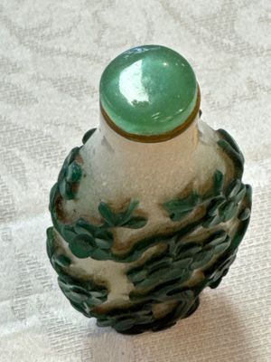 Five various Chinese cloisonné, glass, horn and enamel snuff bottles, Qianlong mark, 19/20th C. — photo 22