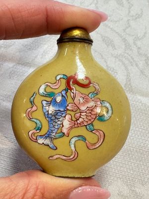 Five various Chinese cloisonné, glass, horn and enamel snuff bottles, Qianlong mark, 19/20th C. — photo 9