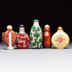 Five various Chinese cloisonné, glass, horn and enamel snuff bottles, Qianlong mark, 19/20th C. — photo 1