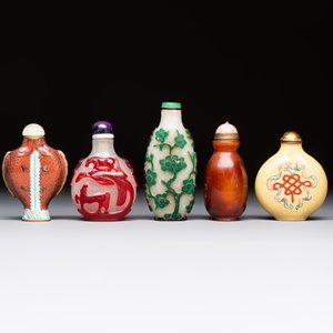 Five various Chinese cloisonné, glass, horn and enamel snuff bottles, Qianlong mark, 19/20th C. — photo 2
