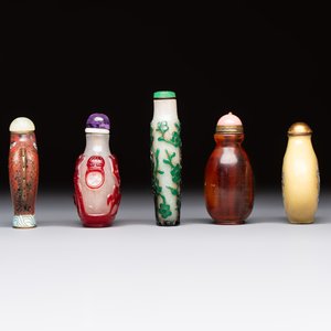 Five various Chinese cloisonné, glass, horn and enamel snuff bottles, Qianlong mark, 19/20th C. — photo 3
