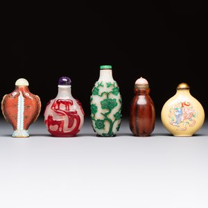 Five various Chinese cloisonné, glass, horn and enamel snuff bottles, Qianlong mark, 19/20th C. — photo 4