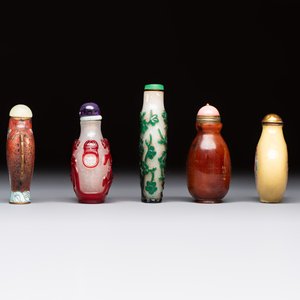 Five various Chinese cloisonné, glass, horn and enamel snuff bottles, Qianlong mark, 19/20th C. — photo 5