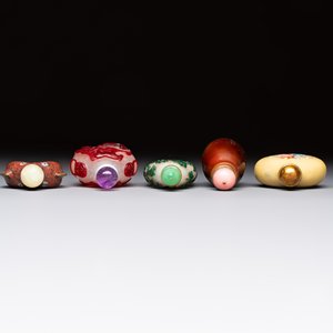 Five various Chinese cloisonné, glass, horn and enamel snuff bottles, Qianlong mark, 19/20th C. — photo 6