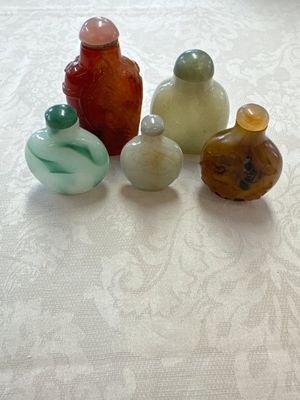Five various Chinese jade, jadeite, agate and glass snuff bottles, 19th C. — photo 1