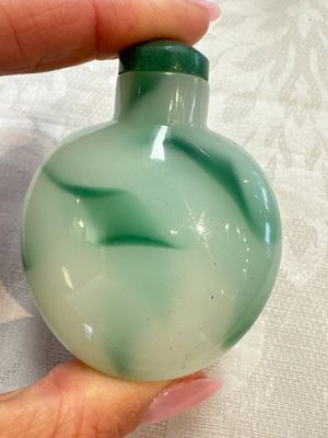 Five various Chinese jade, jadeite, agate and glass snuff bottles, 19th C. — photo 2