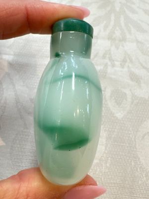 Five various Chinese jade, jadeite, agate and glass snuff bottles, 19th C. — photo 3