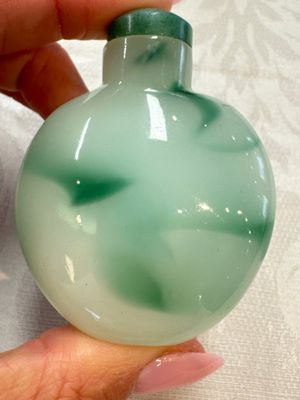 Five various Chinese jade, jadeite, agate and glass snuff bottles, 19th C. — photo 4