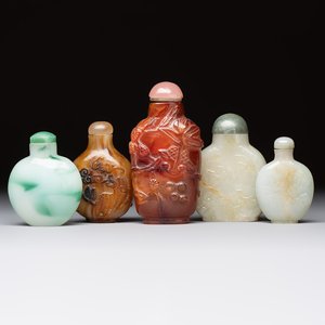 Five various Chinese jade, jadeite, agate and glass snuff bottles, 19th C. — photo 1