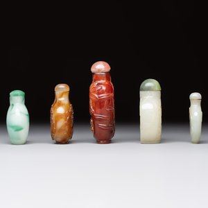 Five various Chinese jade, jadeite, agate and glass snuff bottles, 19th C. — photo 3