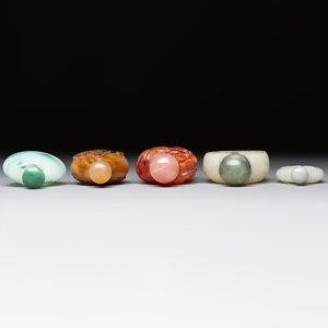 Five various Chinese jade, jadeite, agate and glass snuff bottles, 19th C. — photo 6