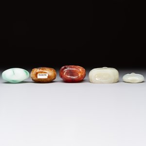 Five various Chinese jade, jadeite, agate and glass snuff bottles, 19th C. — photo 7