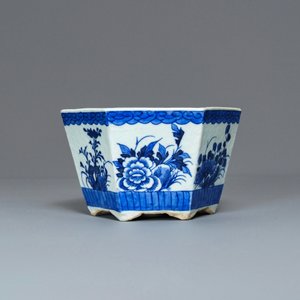 Five various Chinese jardinières and four plates, 19/20th C. — 照片 13