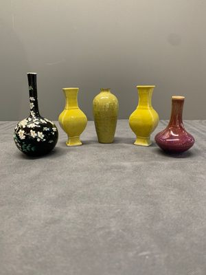 Five various Chinese monochrome miniature vases, 19th C. — photo 1