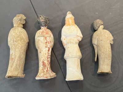 Five various Chinese painted terracotta figures, Tang — photo 17