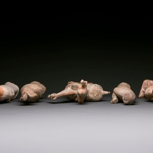Five various Chinese painted terracotta figures, Tang — photo 3