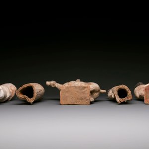 Five various Chinese painted terracotta figures, Tang — photo 4