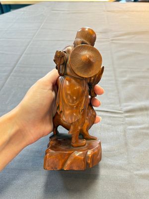 Five various Chinese wooden carvings and a censer, 19/20th C. — photo 18