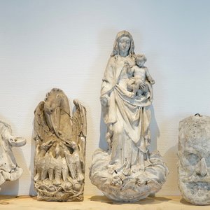 Five various plaster casts including a pelican and a bearded man's face, 19/20th C., Bruges — 照片 1