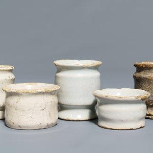 Five white Dutch Delft albarello-shaped ointment jars, 17th C. — 照片 1