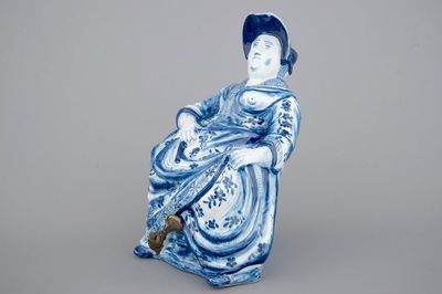 Une grande fontaine de table figurative "Bobbejak", 18ème, faïence de Delft bleu et blanc