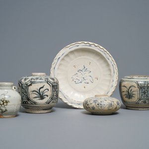 Four Annamese blue and white vases and a dish, Vietnam, 14/16th C. — 照片 1