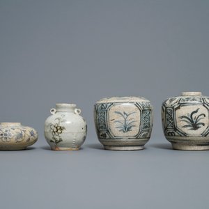 Four Annamese blue and white vases and a dish, Vietnam, 14/16th C. — 照片 2