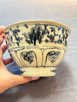 Four Annamese or Vietnamese blue and white bowls with floral design from the Hoi An shipwreck, 15/16th C. — photo 13