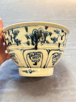 Four Annamese or Vietnamese blue and white bowls with floral design from the Hoi An shipwreck, 15/16th C. — photo 14