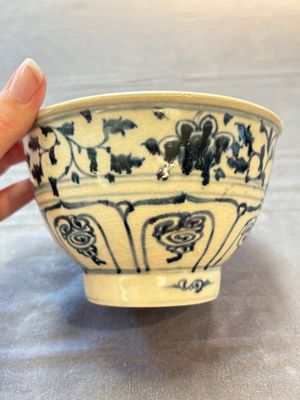 Four Annamese or Vietnamese blue and white bowls with floral design from the Hoi An shipwreck, 15/16th C. — photo 15