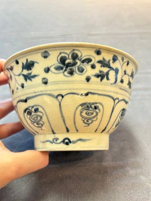 Four Annamese or Vietnamese blue and white bowls with floral design from the Hoi An shipwreck, 15/16th C. — photo 19