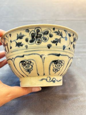 Four Annamese or Vietnamese blue and white bowls with floral design from the Hoi An shipwreck, 15/16th C. — photo 20