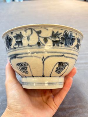 Four Annamese or Vietnamese blue and white bowls with floral design from the Hoi An shipwreck, 15/16th C. — photo 2