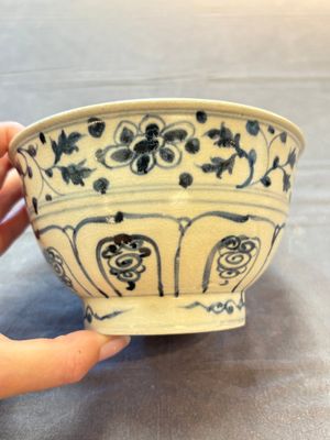 Four Annamese or Vietnamese blue and white bowls with floral design from the Hoi An shipwreck, 15/16th C. — photo 21