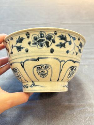 Four Annamese or Vietnamese blue and white bowls with floral design from the Hoi An shipwreck, 15/16th C. — photo 22