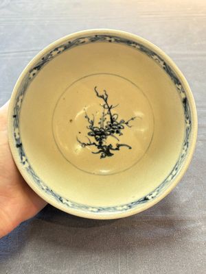 Four Annamese or Vietnamese blue and white bowls with floral design from the Hoi An shipwreck, 15/16th C. — photo 23