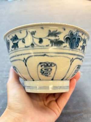 Four Annamese or Vietnamese blue and white bowls with floral design from the Hoi An shipwreck, 15/16th C. — photo 3