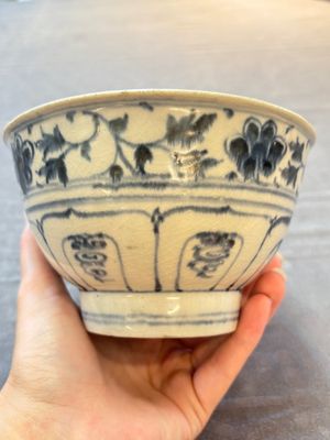 Four Annamese or Vietnamese blue and white bowls with floral design from the Hoi An shipwreck, 15/16th C. — photo 4