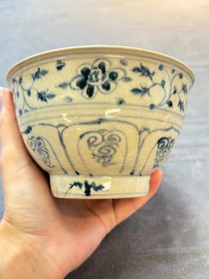 Four Annamese or Vietnamese blue and white bowls with floral design from the Hoi An shipwreck, 15/16th C. — photo 7
