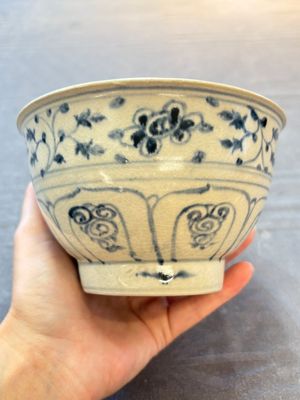 Four Annamese or Vietnamese blue and white bowls with floral design from the Hoi An shipwreck, 15/16th C. — photo 8