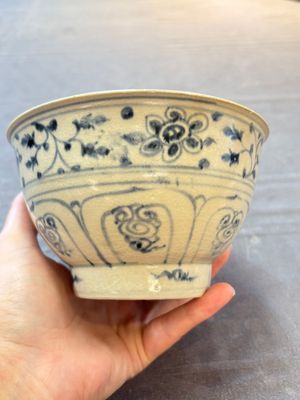 Four Annamese or Vietnamese blue and white bowls with floral design from the Hoi An shipwreck, 15/16th C. — photo 9