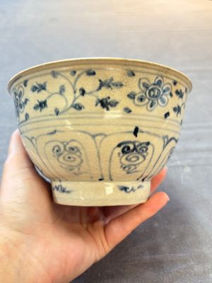 Four Annamese or Vietnamese blue and white bowls with floral design from the Hoi An shipwreck, 15/16th C. — photo 10
